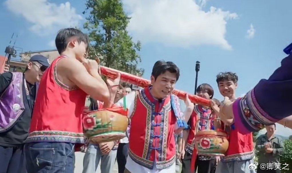 何广智当畲族新郎上头了何广智穿上畲族婚服，秒变最靓新郎！红妆银饰，笑得合不拢嘴，