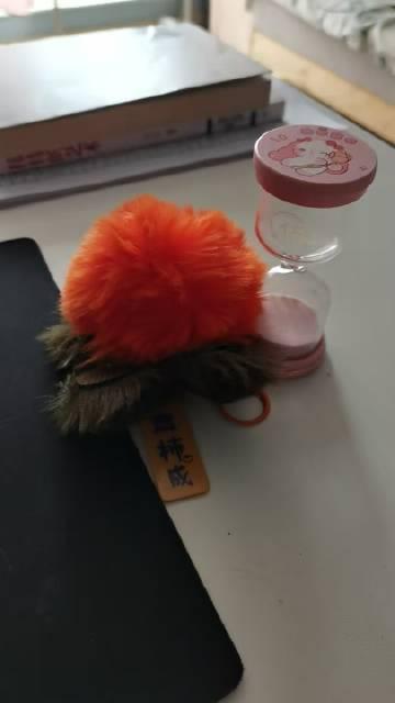 我自己的工位经验有3个：
一是要保持整齐，要有留白，而不是全部填满。
二是通常会