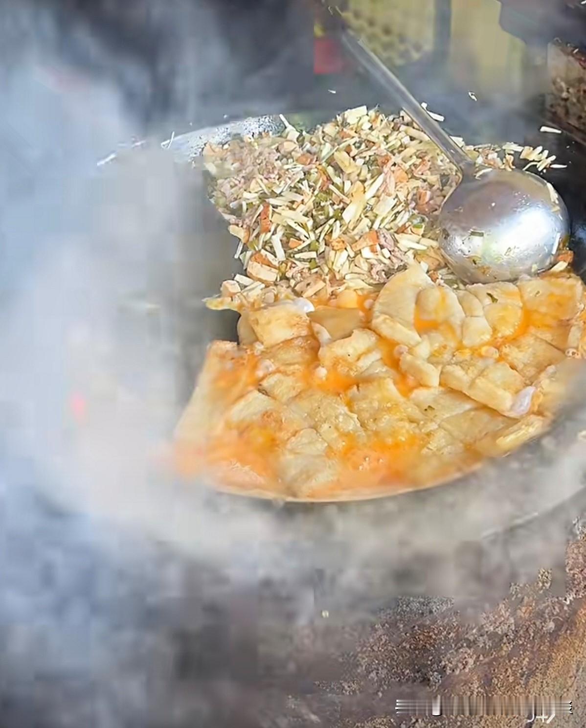 这道特色炒麻糍，估计只有台州临海、三门等地，做的才比较正宗。比如临海当地的杜桥炒