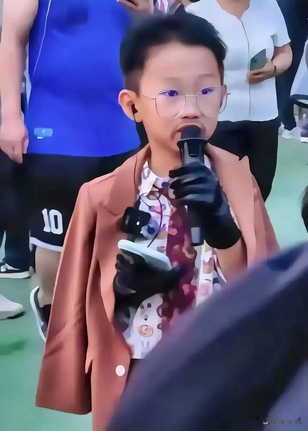 后浪推前浪，前浪已然死在沙滩上！
年轻版的郭有才
目测此孩子以后必将大火
小小年