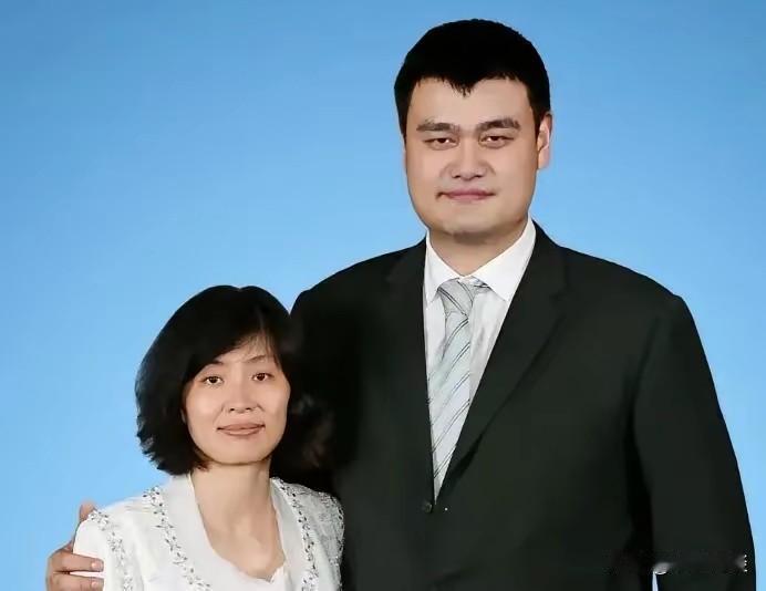 2007年叶莉嫁给姚明。丈夫身高2米26，体重四百多斤，她还曾幽默调侃，睡前一定