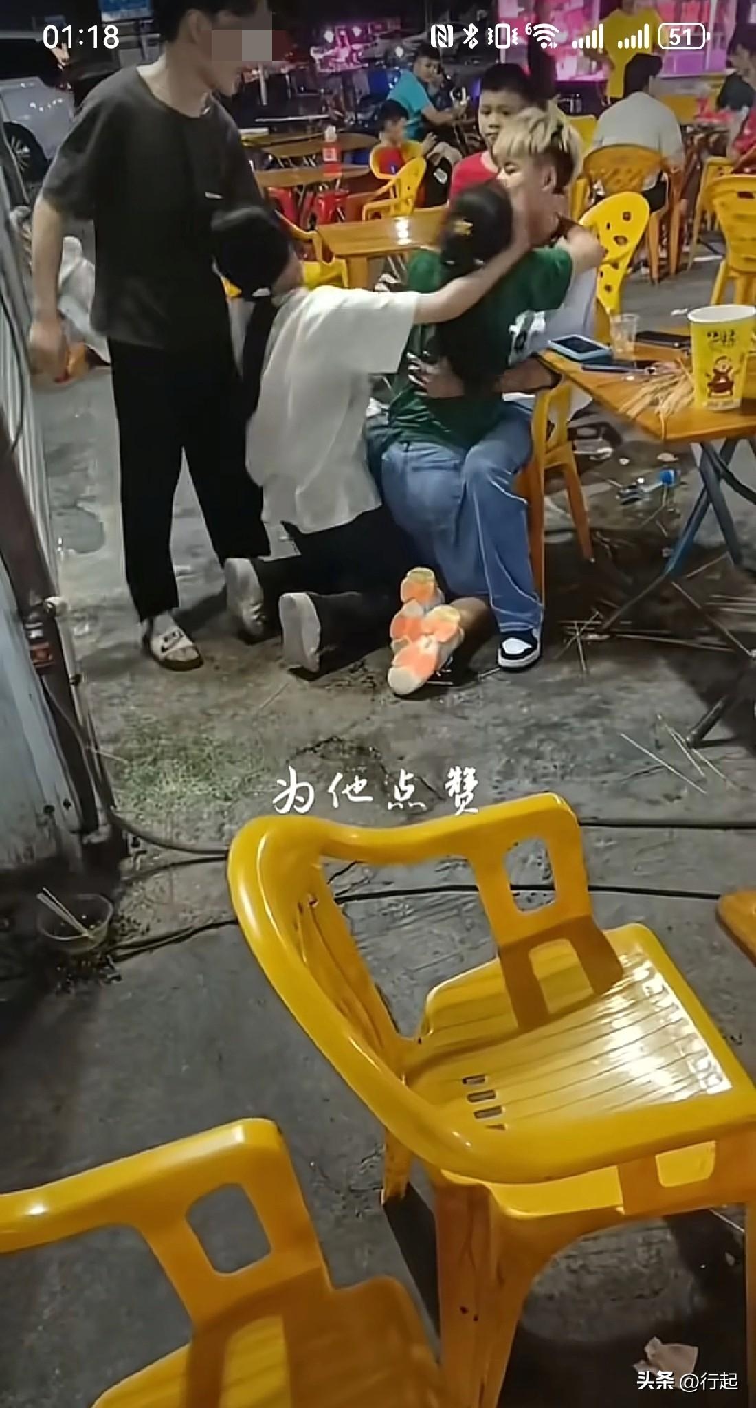 广东东莞夜宵摊上的这一幕让人看破防了！一个染着黄色头发的青年坐在椅子上，他前面有