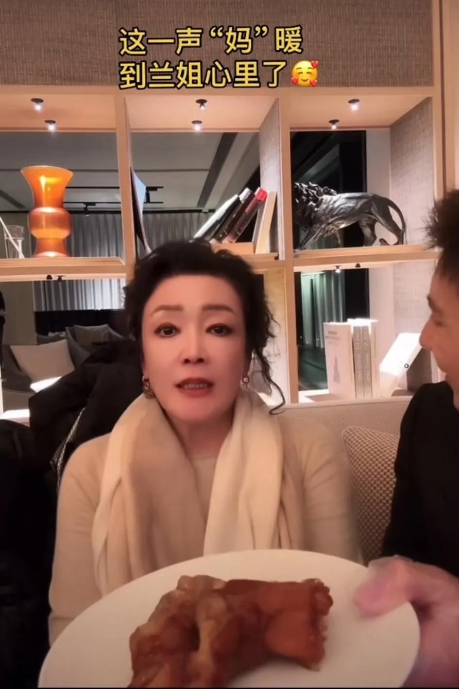 兰姐正在讲品，筱梅大喊:妈！他们抽到礼物了，你要颁奖了。这一声妈暖到心窝里
现在