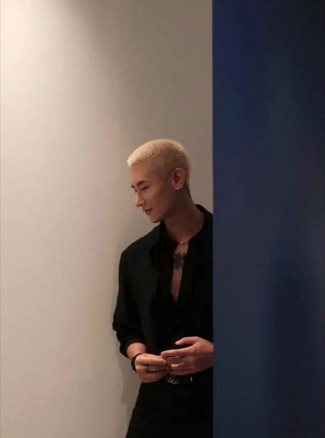 别再留厚重发型拉低颜值，寸头才是痞帅天花板！干净利落的寸头，自带硬朗气场，不用刻