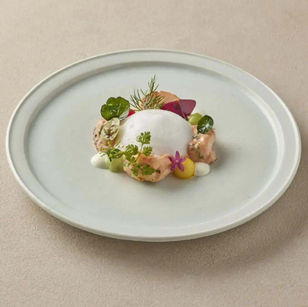 这是特朗普在韩国访问期间吃的韩国国宴，怎么说呢？竟然赶上我的工作餐了你敢信，只是