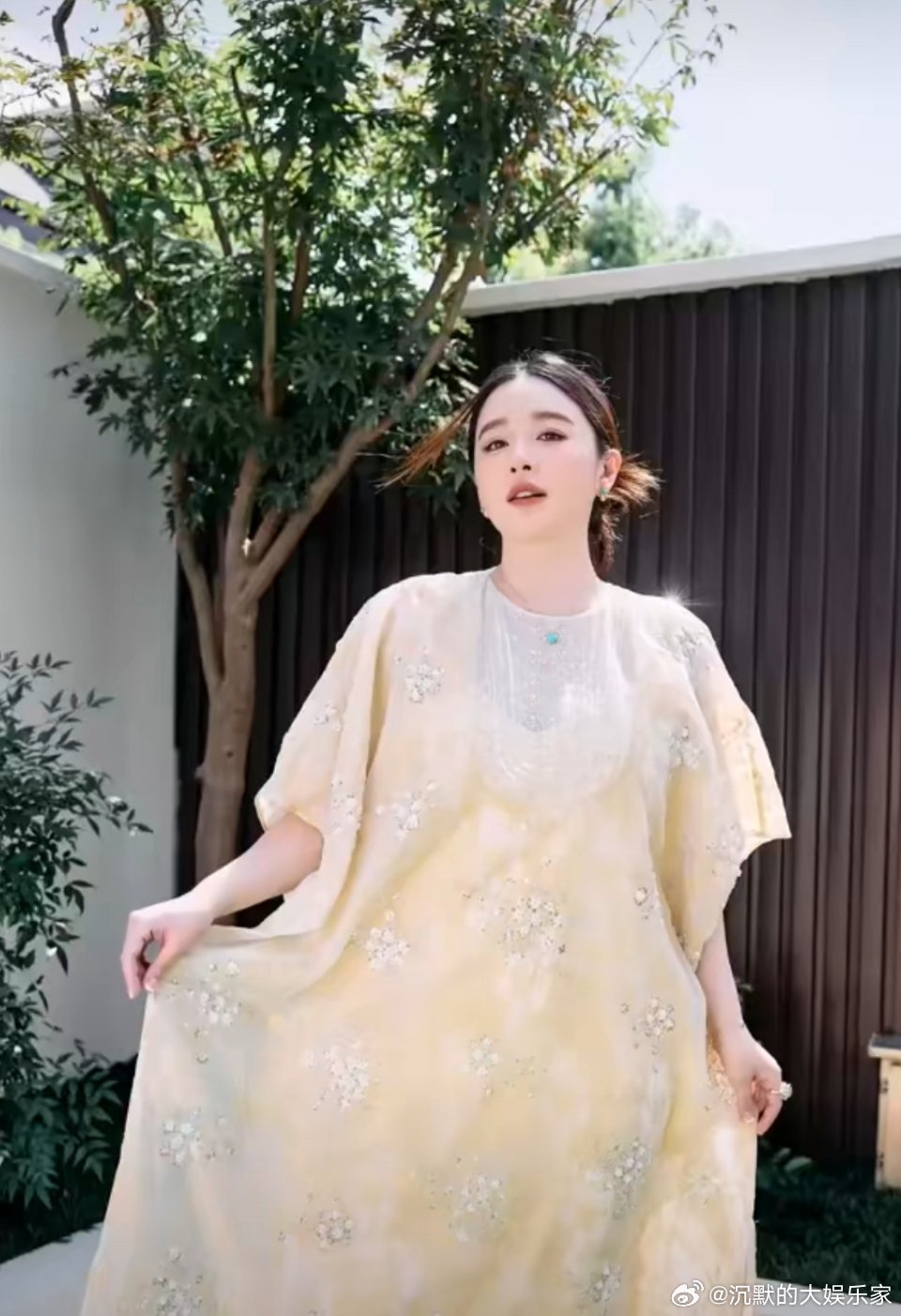 阚清子在社交平台晒出试穿衣服的vlog，并配文：“能穿进去的衣服不多了。”日子不