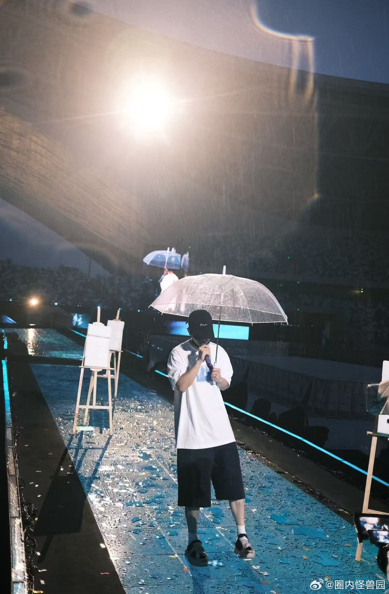 胡夏雨中完成演出 原以为下雨会拉低观演体验，结果完全相反，胡夏完整走完所有流程，