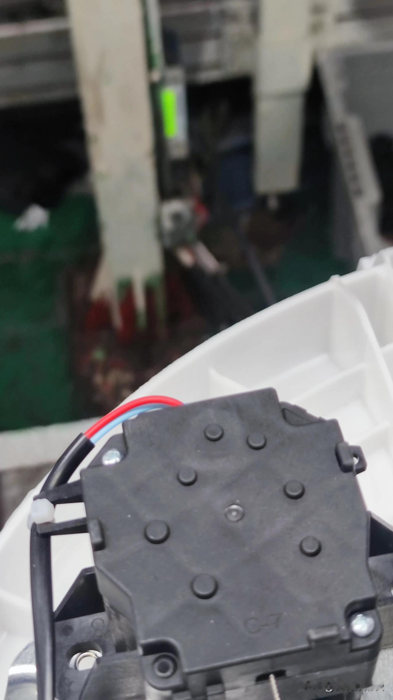 静电危害不容小觑！在日常生活中，静电可谓无处不在。
若静电放电产生的火花能量达到