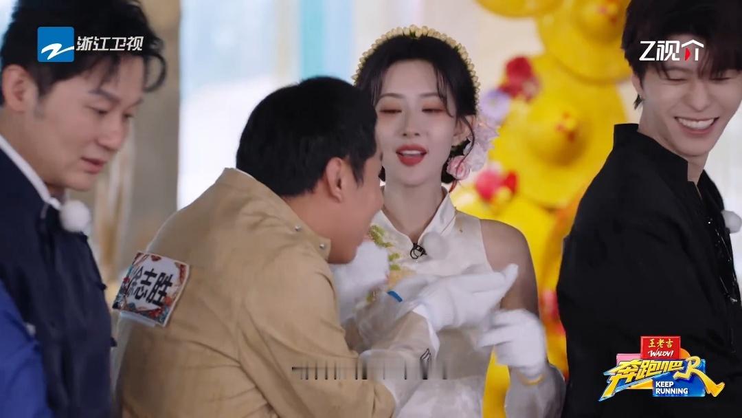 孟子义抓鳗鱼，简直是“霸总式抓鱼”。前一秒温柔细语，后一秒暴力抓捕，脸上一丝波澜