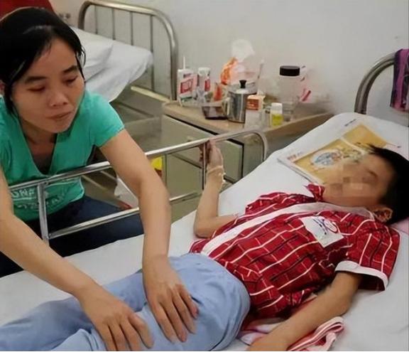 2016年，重庆某殡仪馆，夜晚收到一名9岁男孩的遗体，李师傅将其冷冻时，竟发现男