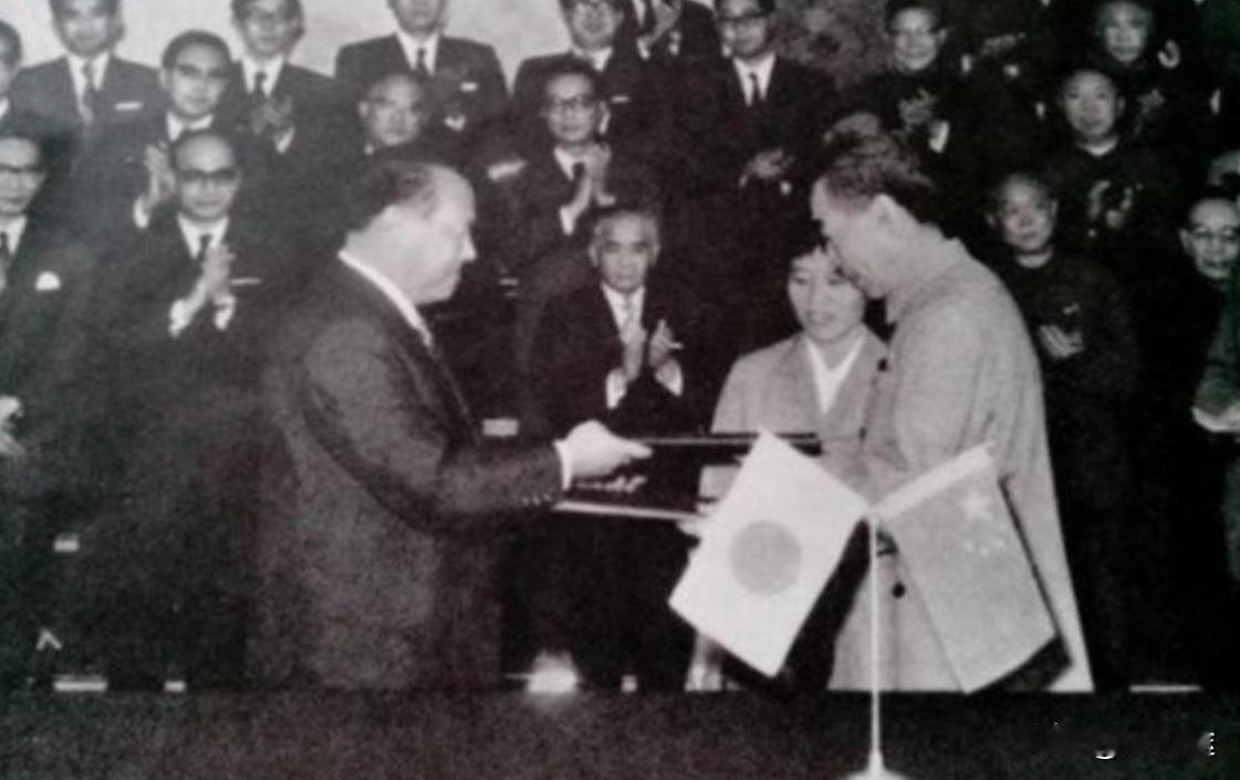 1972年，毛主席宣布放弃日本战争赔款，国内外舆论一片哗然，而毛主席只是淡然地说