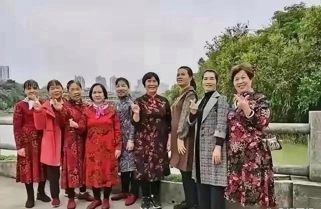 都说中外阿姨不一样，看完这两张照片我反倒看呆了。
左边韩国阿姨精致优雅，一群人出