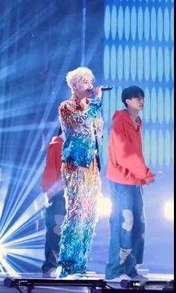 喜欢侯明昊和林俊杰的有福了  哈哈，侯明昊这跨年舞台太会了呀！《不潮不花钱》唱得