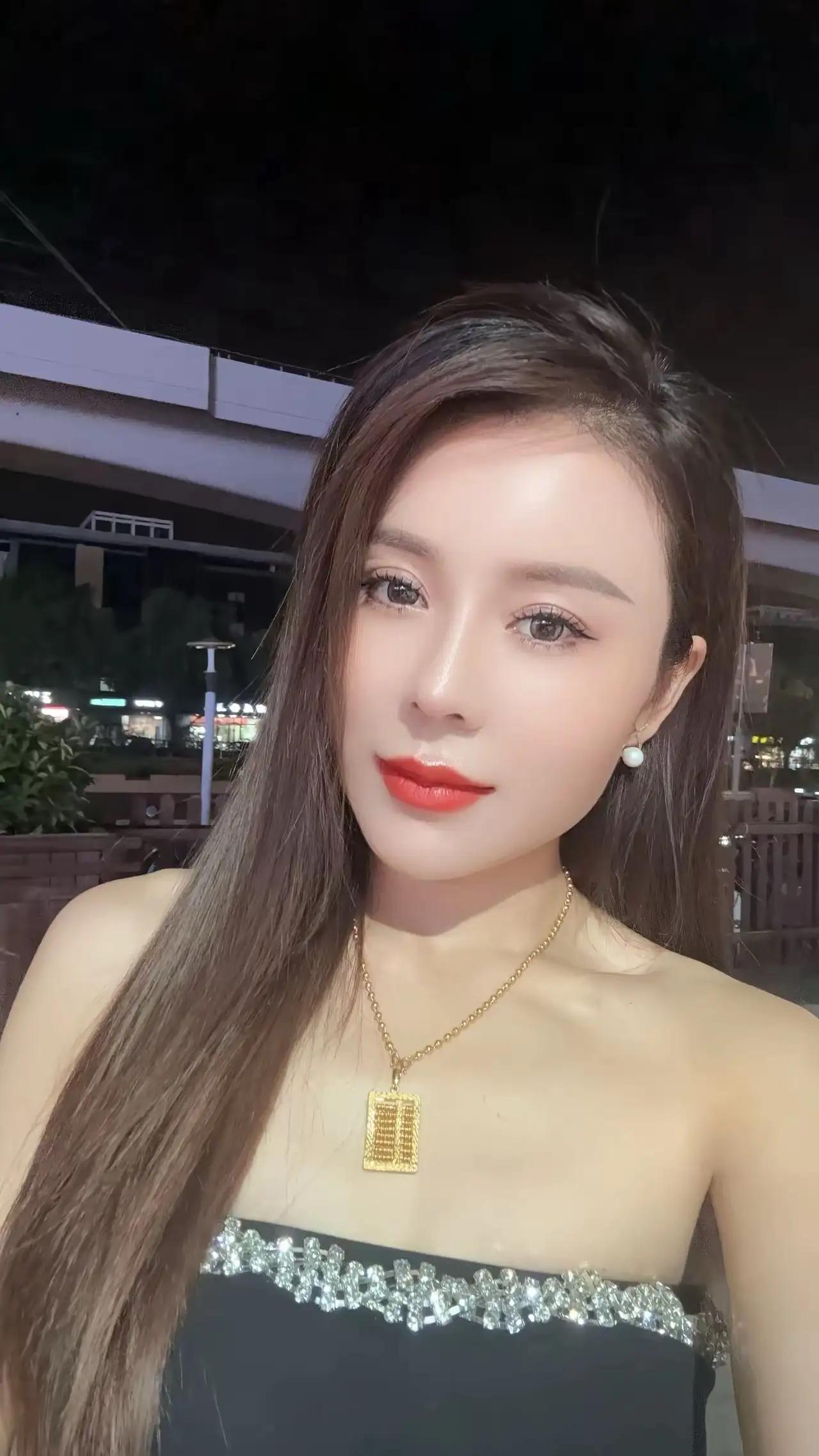 霓虹灯下的美女，就像夜空中闪烁的星星，格外耀眼。
夜晚，城市的霓虹灯亮起，五彩斑
