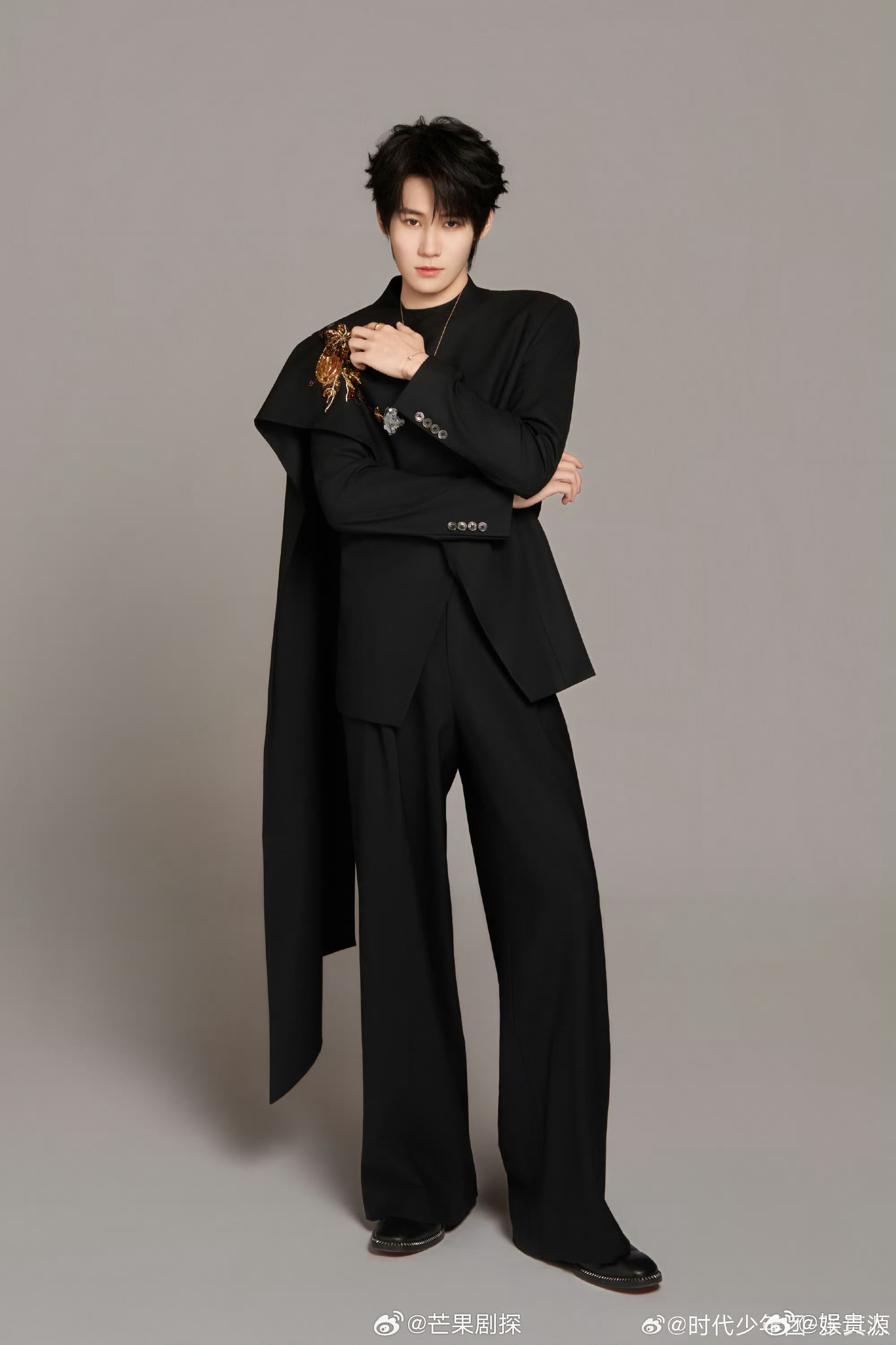 张真源新中式解构西装张真源单披肩新中式西装 帅啊，张真源新中式单披肩西装，太正了