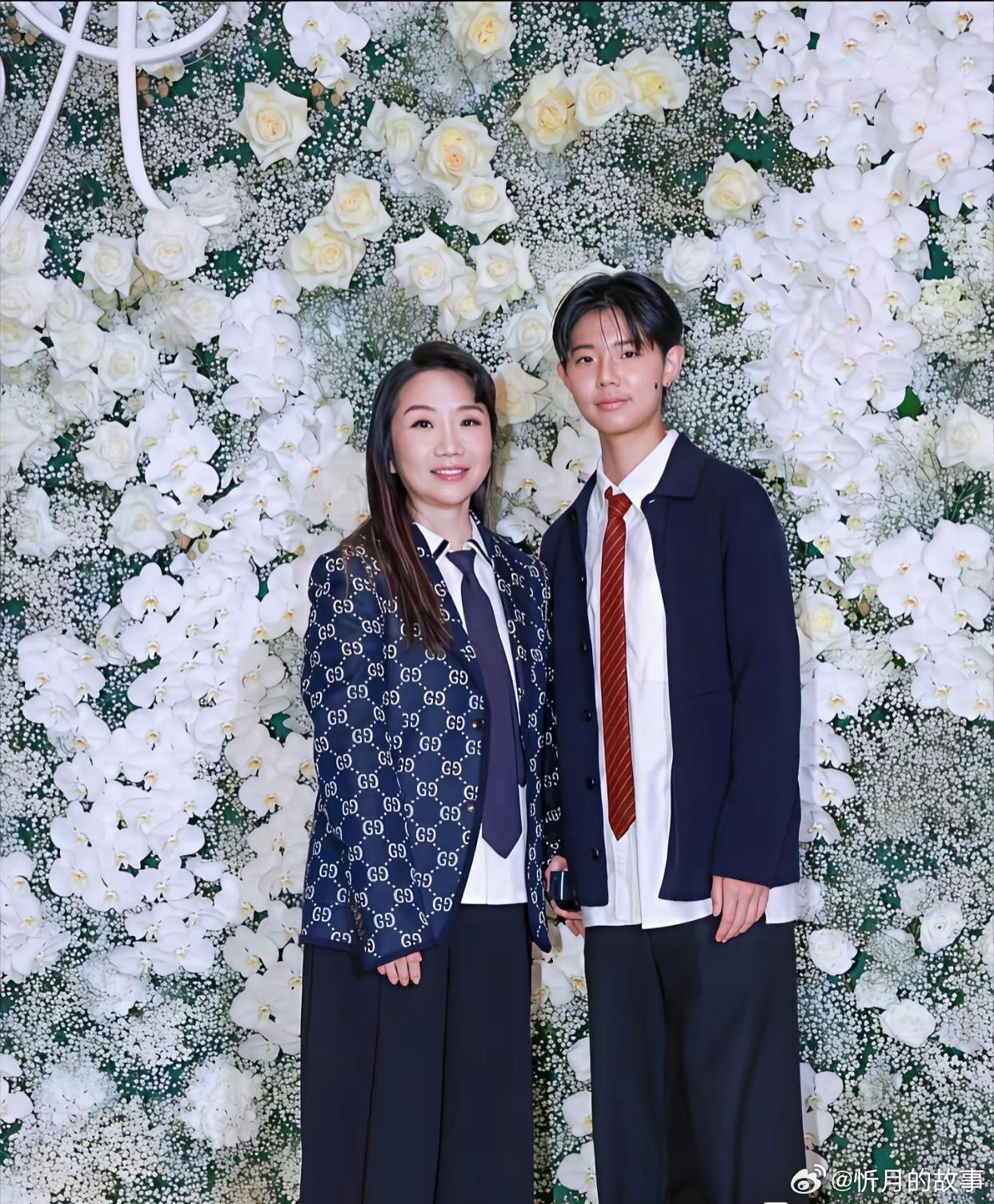 这居然是陶晶莹的女儿豆豆？穿得这么中性，长相也偏男性化，不知道的还以为是儿子呢。