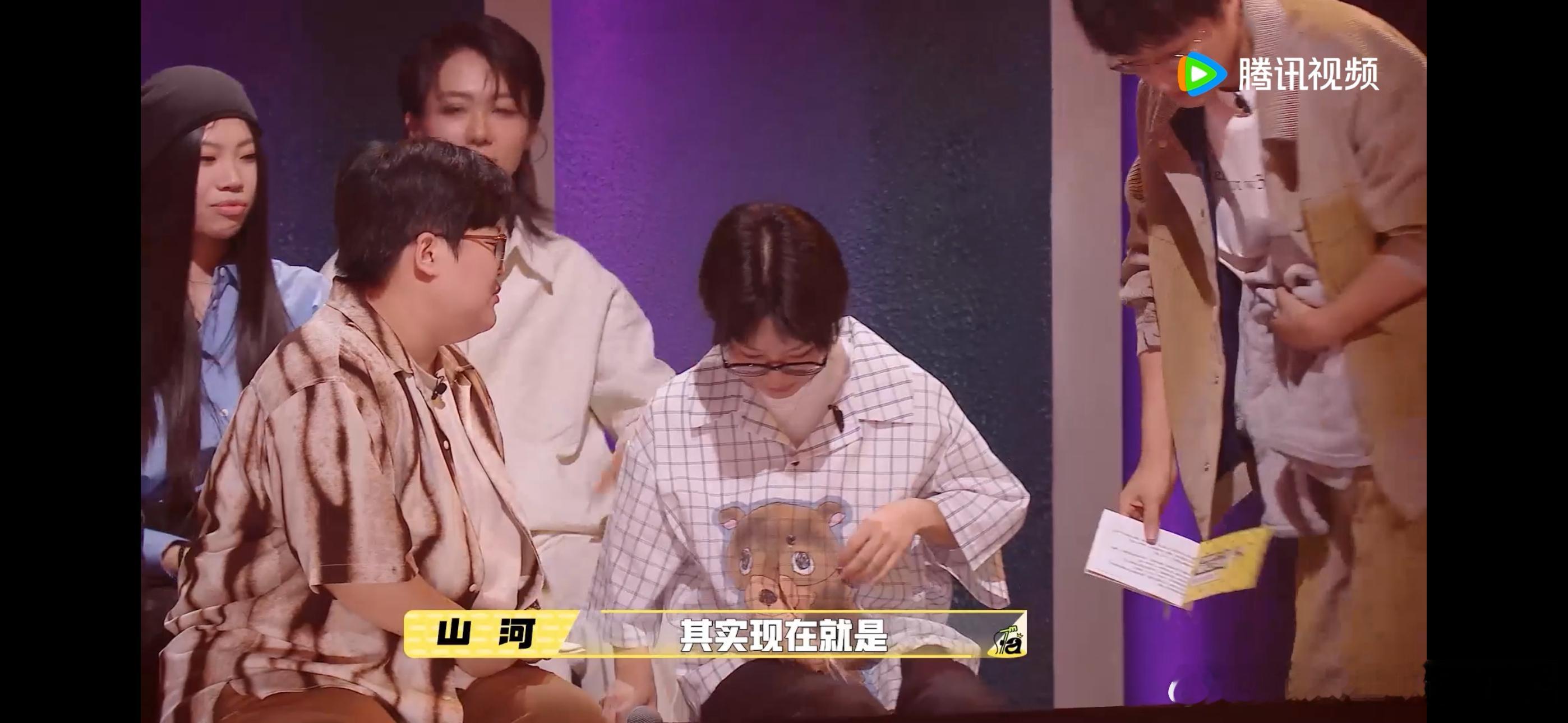脱口秀  女脱口秀演员的段子总能戳中人心，越来越多姐妹站上舞台，用幽默剖开女性议