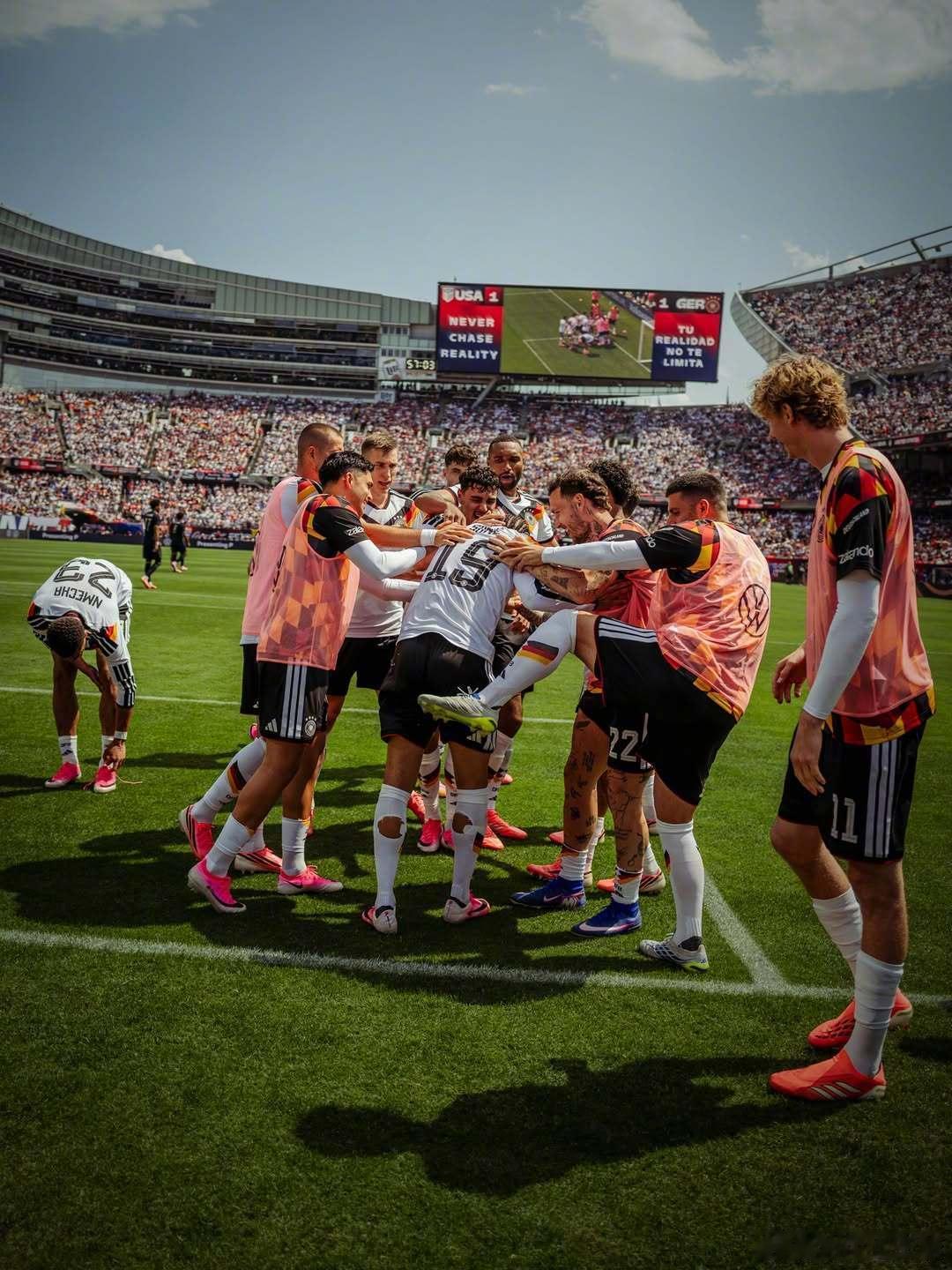 ☀️亲爱的煲们，带着胜利的笑容，一起健健康康出战美加墨吧！💪⚽️为煲加油！📷