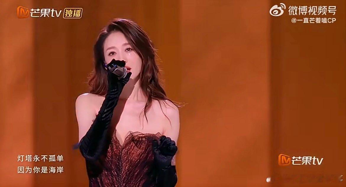 李小冉心愿便利贴不养闲女 褪去演员标签惊艳开嗓，李小冉唱功意外能打，舞台表现力直