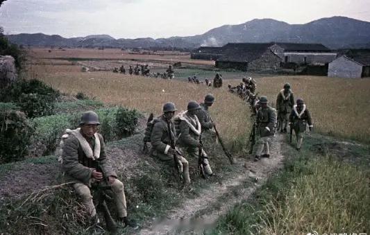 1949年，江苏。苏联人镜头下的解放军，人手一顶头盔，都是从鬼子手里缴获的！ ​