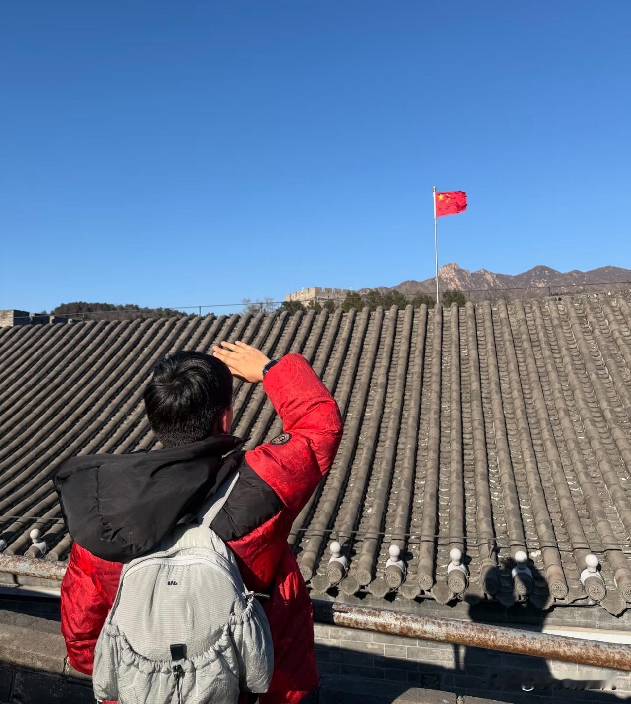 祖国把孩子们教育得很好！
前天，在人民英雄纪念碑前，
他问：妈妈，我想敬个礼，可