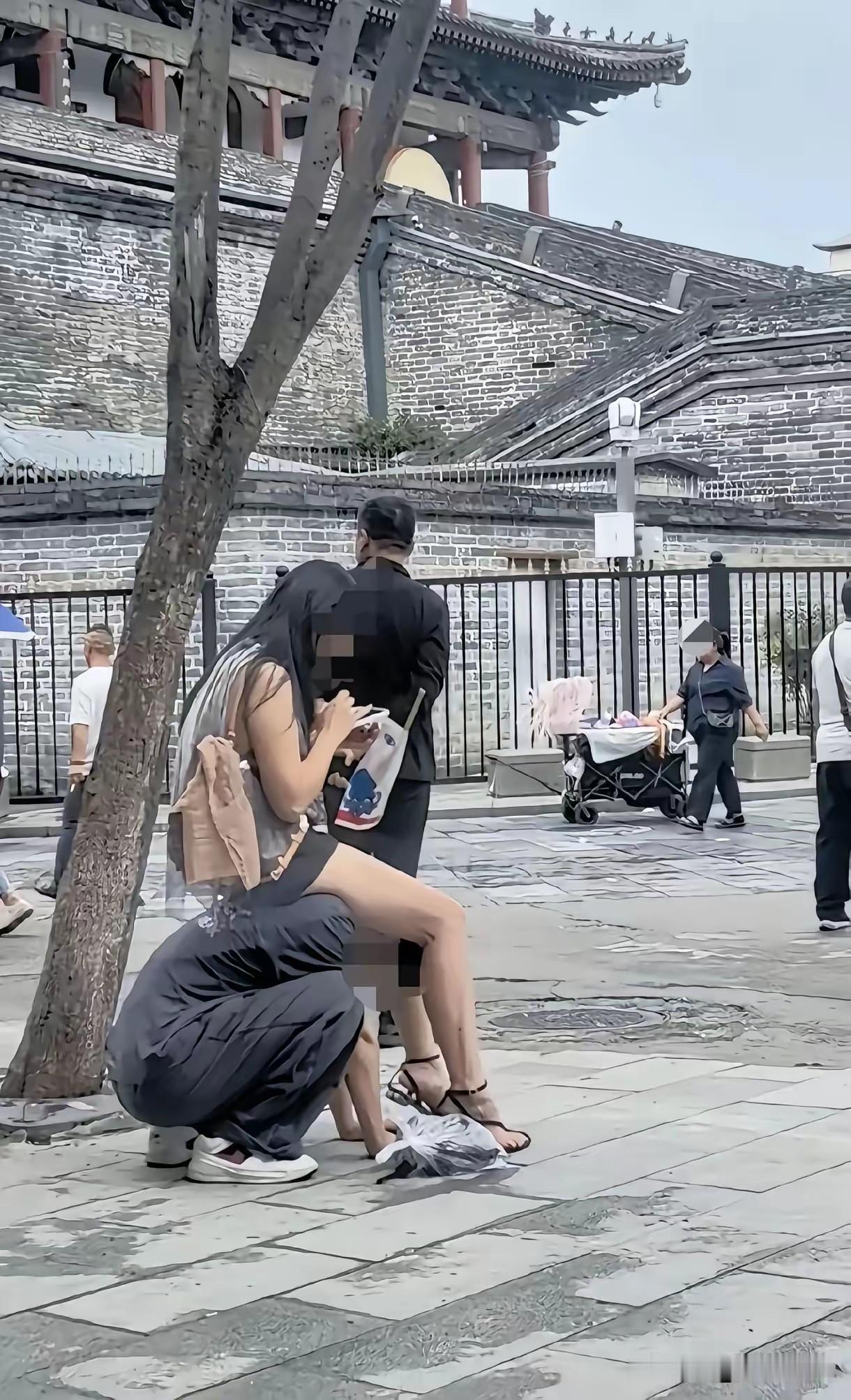 年轻人谈恋爱，应该互相关心，互相爱护，互相尊重，不分贵贱，平等相处。您看这一对，