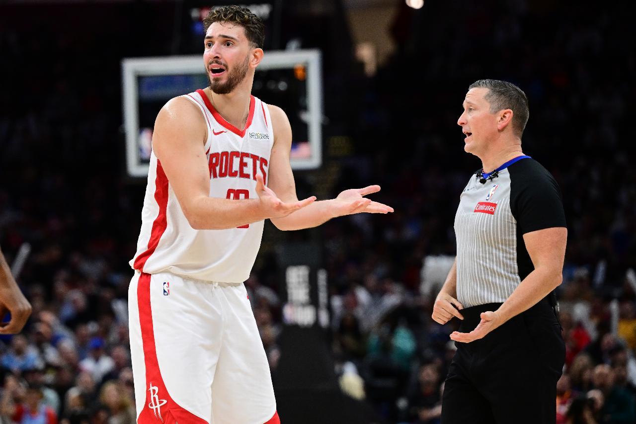 申京跟约基奇就不是一个档次的球员，全场梦游，关键时刻还刷铁血两分！这样的球员怎么