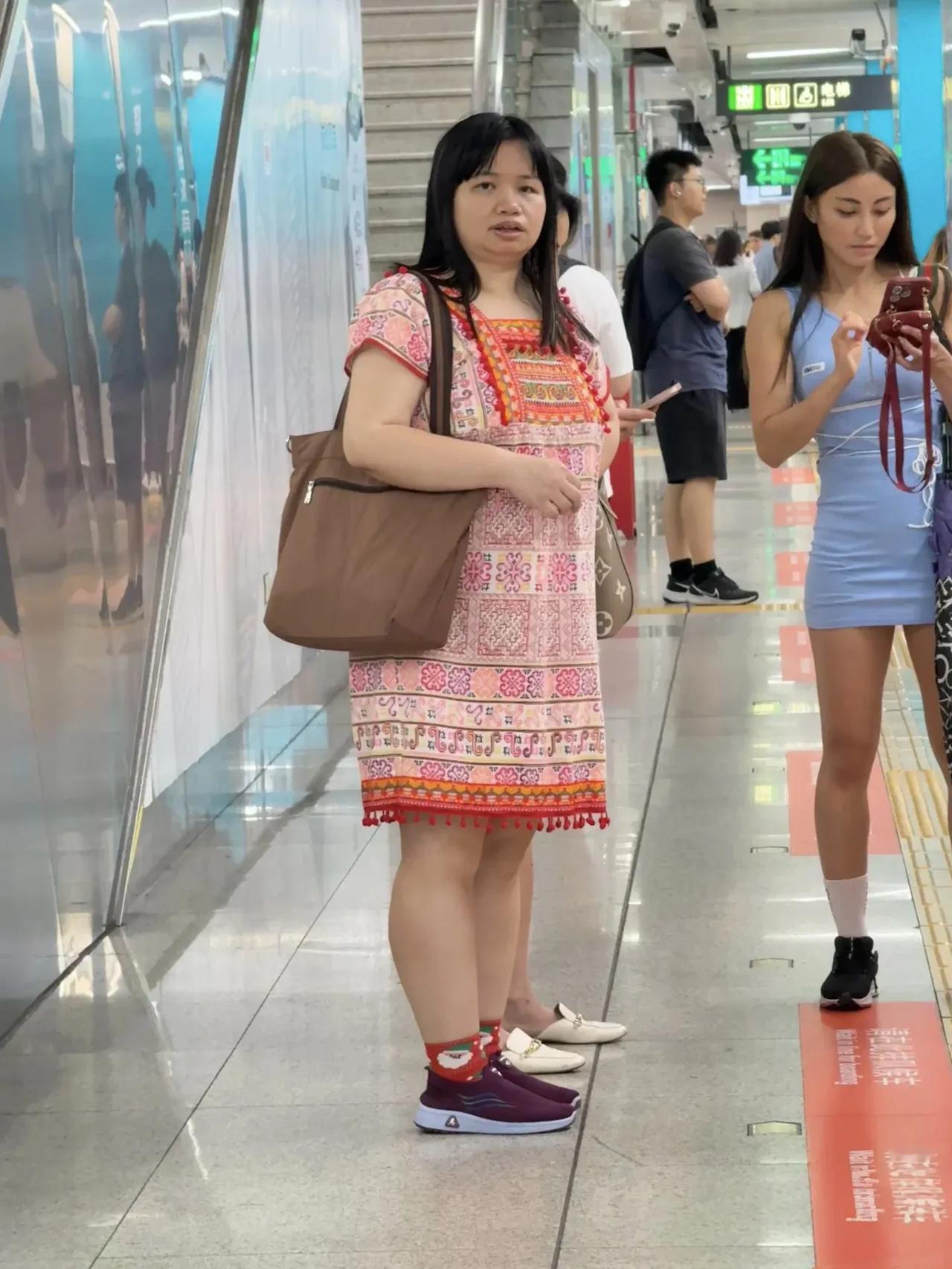 香港女顶流阿仪在深圳福田口岸被偶遇，这身打扮实在是一言难尽！好像刚进城打工的村姑