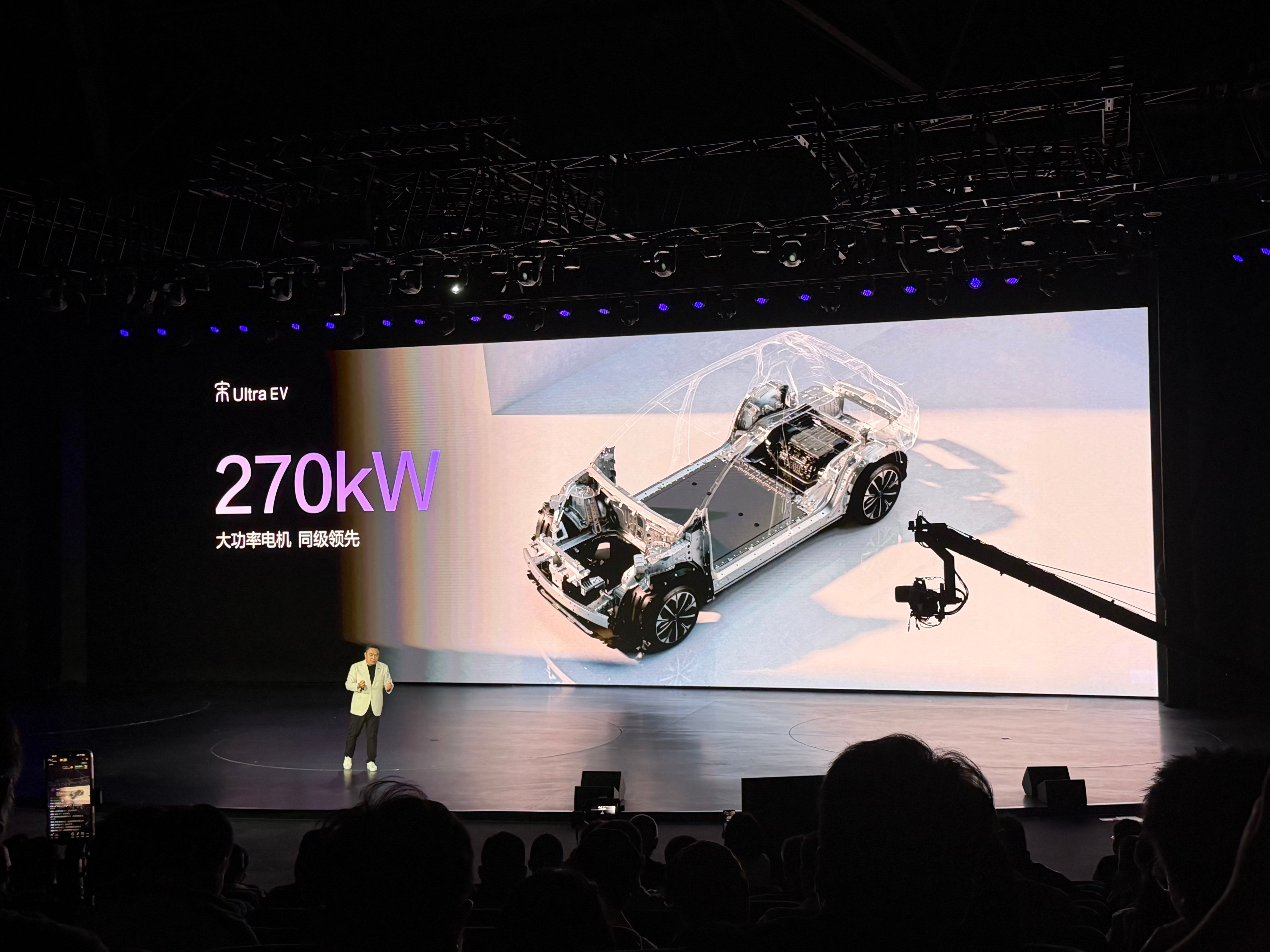 比亚迪宋Ultra EV上市，纯电中型SUV卷王登场。605KM领先型：15.1