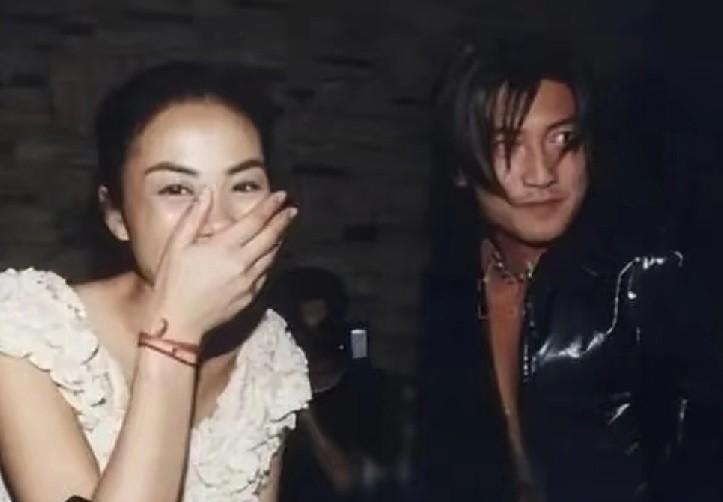 别再说王菲绝情了！22年前张柏芝坐上谢霆锋大腿，一句“兄妹情”就想糊弄过去，这事