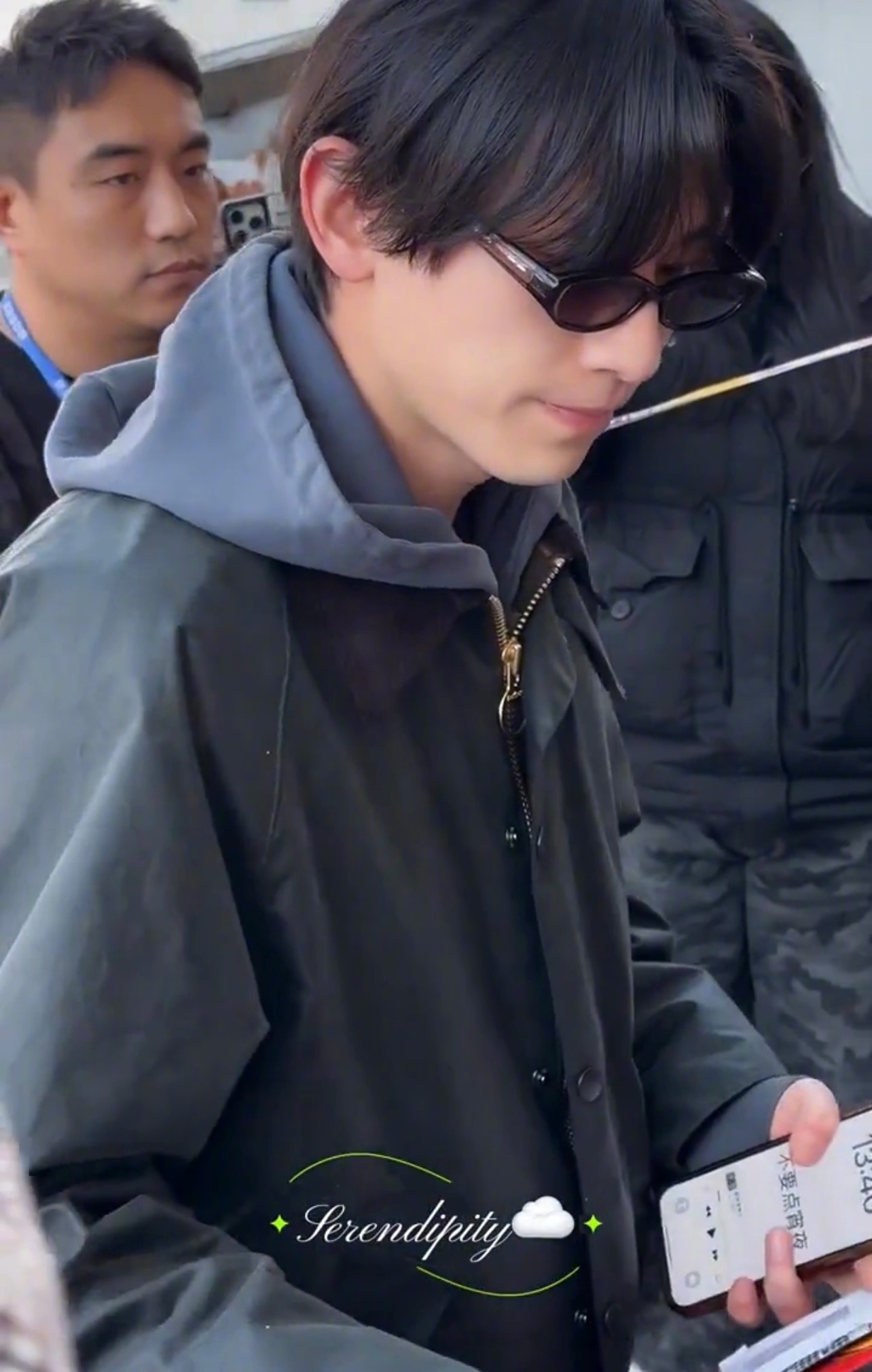 辛云来 不要点宵夜真的要被辛云来笑晕了！手机屏保竟然是“不要点宵夜”哈哈哈，真的