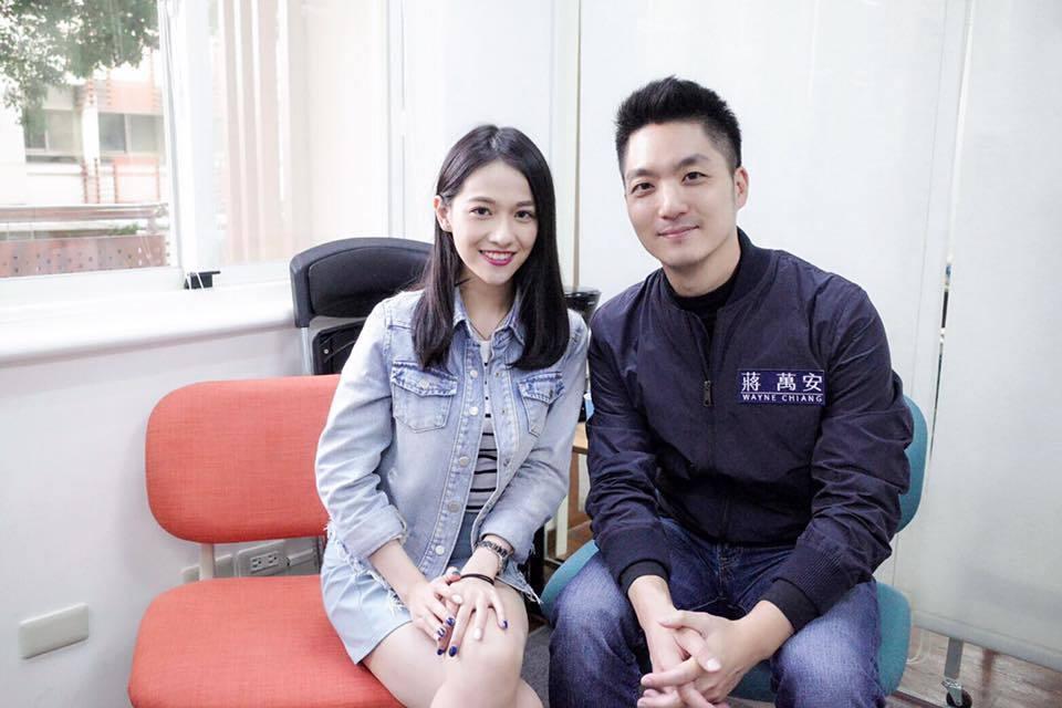蒋万安和年轻女子在一起显得年轻活力，和年老的人在一起比较稳重，他和不同年龄阶段的