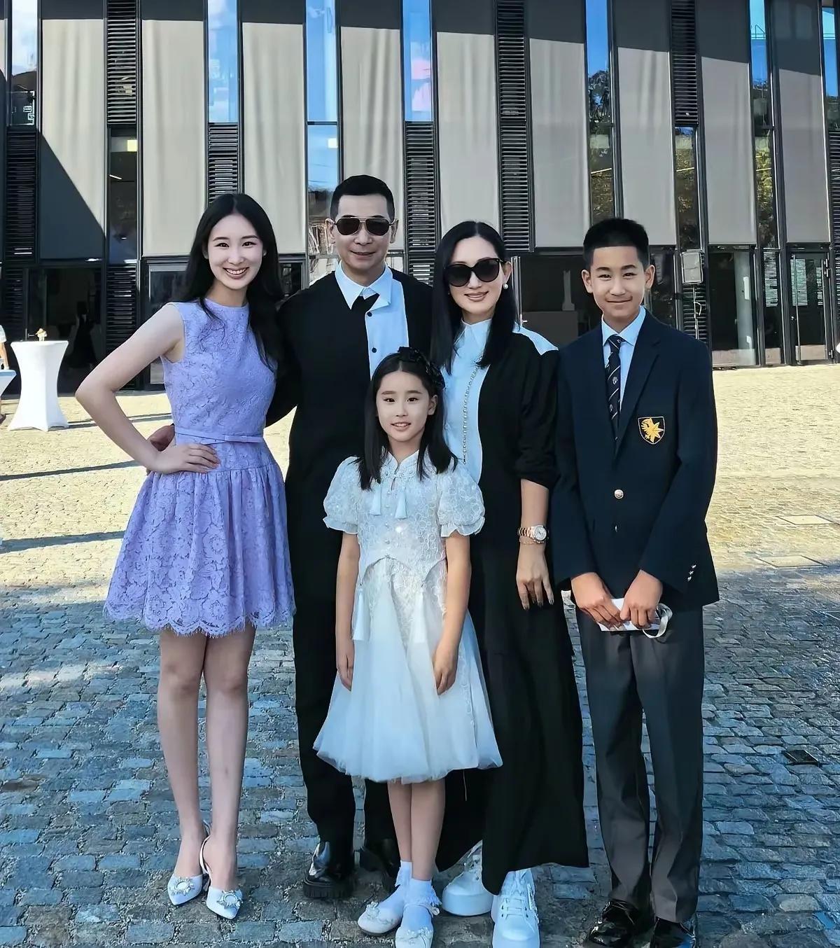 硬汉赵文卓的一家幸福合影。全家人都有着大长腿，其中他大女儿尤其引人注目，特别漂亮