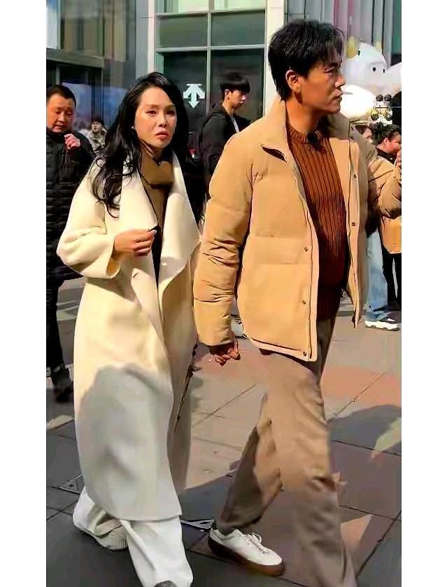 伊能静这件上万的白色大衣，背后的吊牌竟然没剪。
 
沈阳中街，俩人手牵着手，秦昊