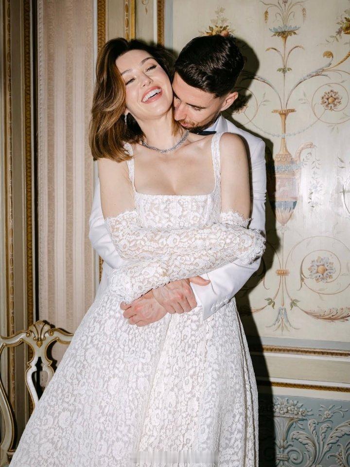 若日尼奥加盟弗拉门戈帮助球队获得巴甲+解放者杯冠军。昨天恰好是他新婚6个月的日子