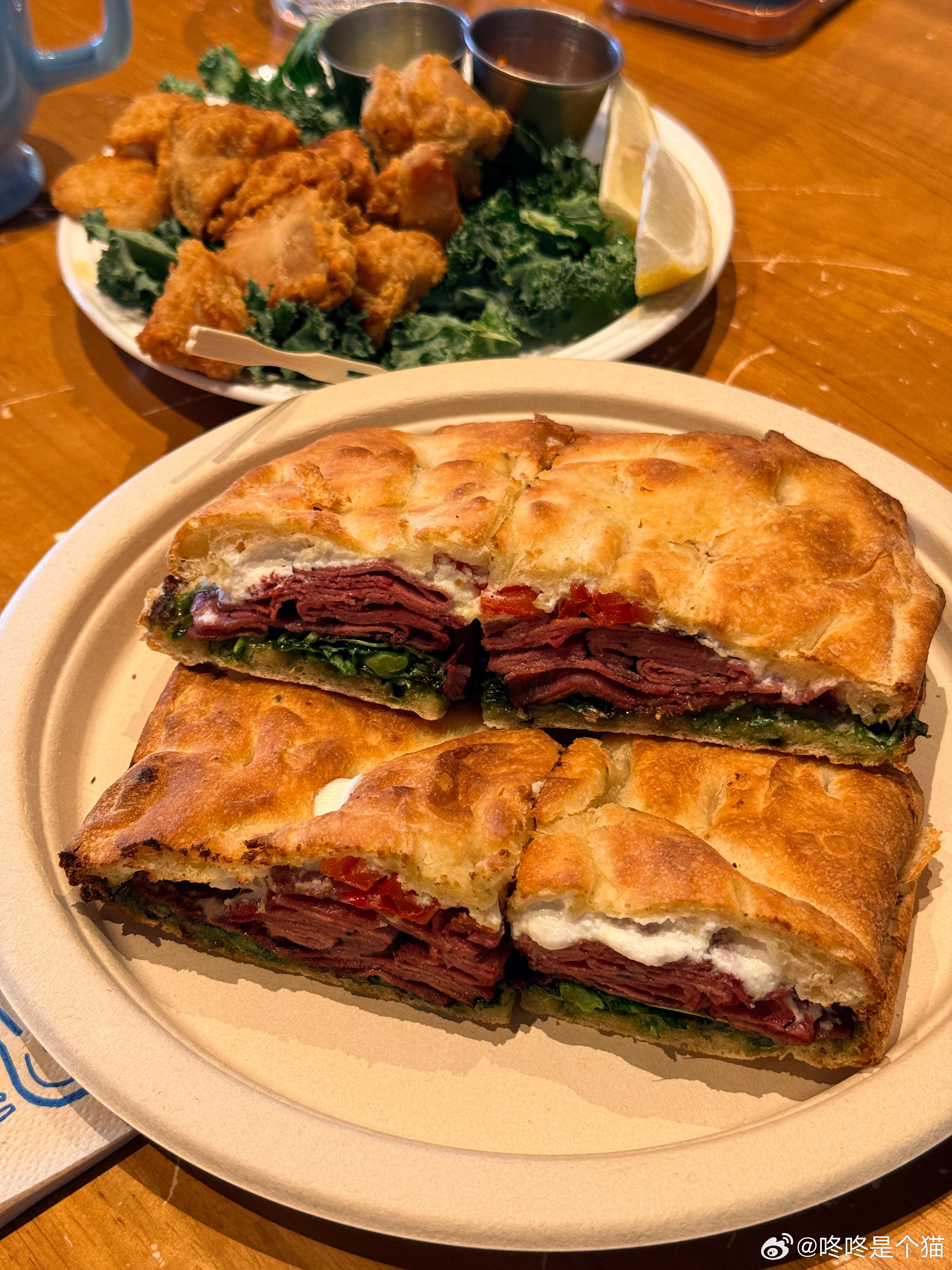 早安呐大家，带我妈来吃brunch了。她咬了一口三明治说好吃紧接着问我要不要吃街