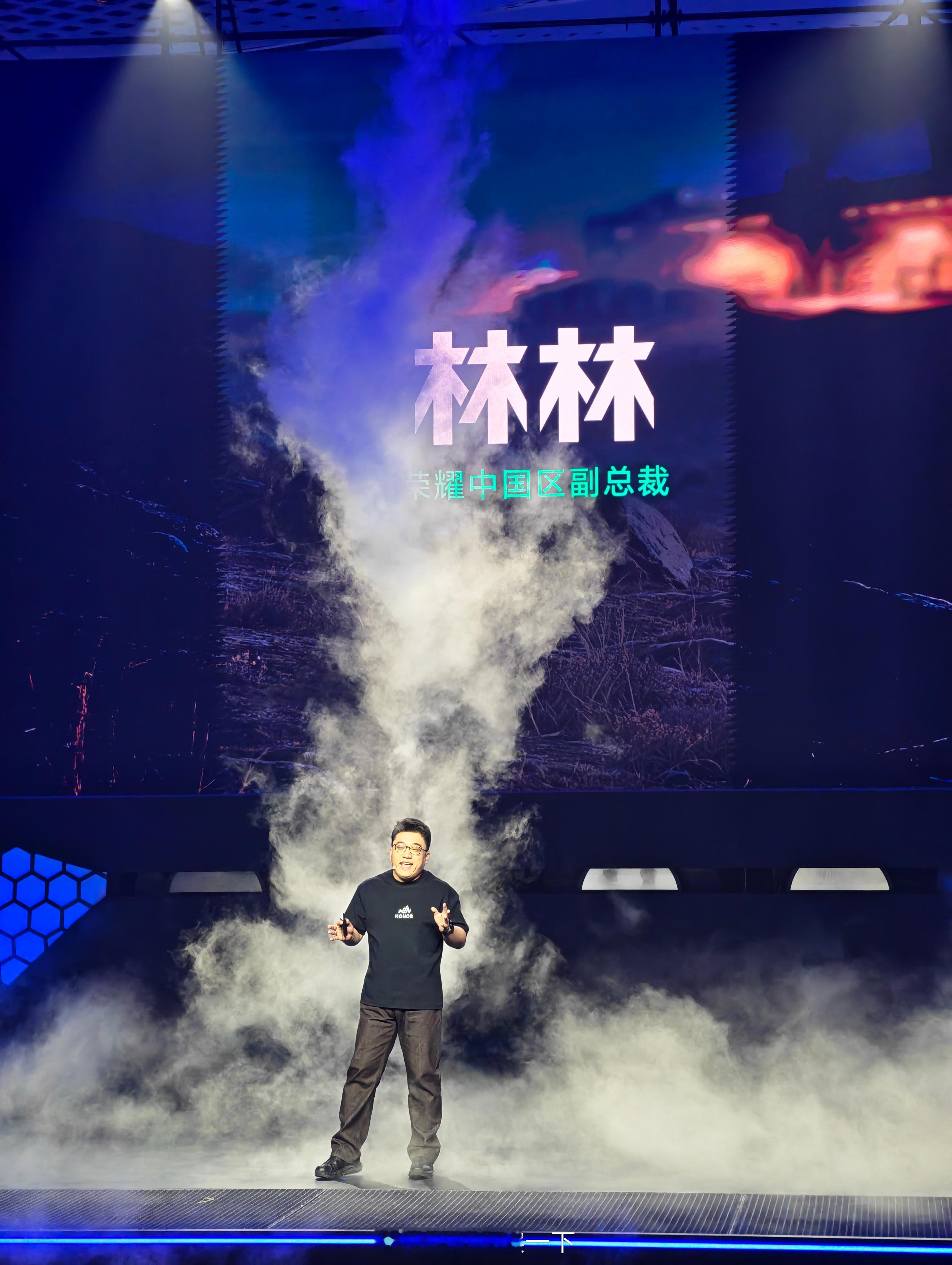 今天的林林，从雾中出来了