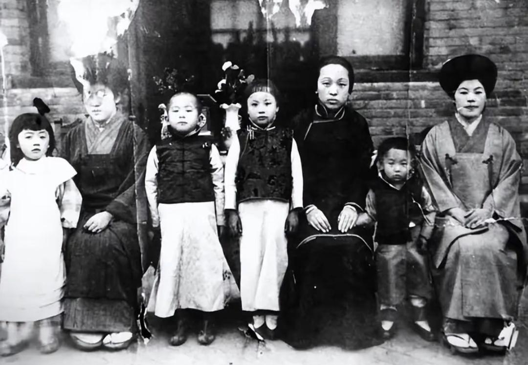 张作霖原配夫人与子女。1910年，新民府，9岁的张学良与家人、日本领事...