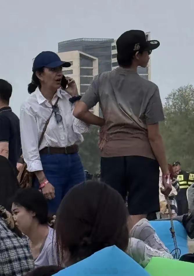 刘烨老婆安娜出游，和子女看音乐节，打扮低调，看起来苍老了好多！！！ ​​​