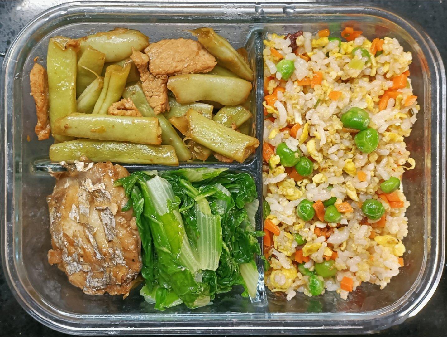 #儿子的午餐##这个问题吃什么# 胡萝卜豌豆蛋炒二米饭，肉片芸豆，水油煮小白菜，