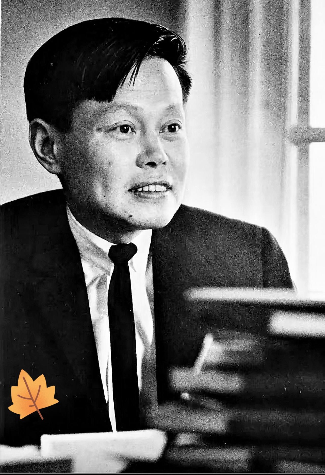 周培源先生回忆说，“毛主席和杨振宁的会谈结束了，众人都站了起来，可毛主席却没站起