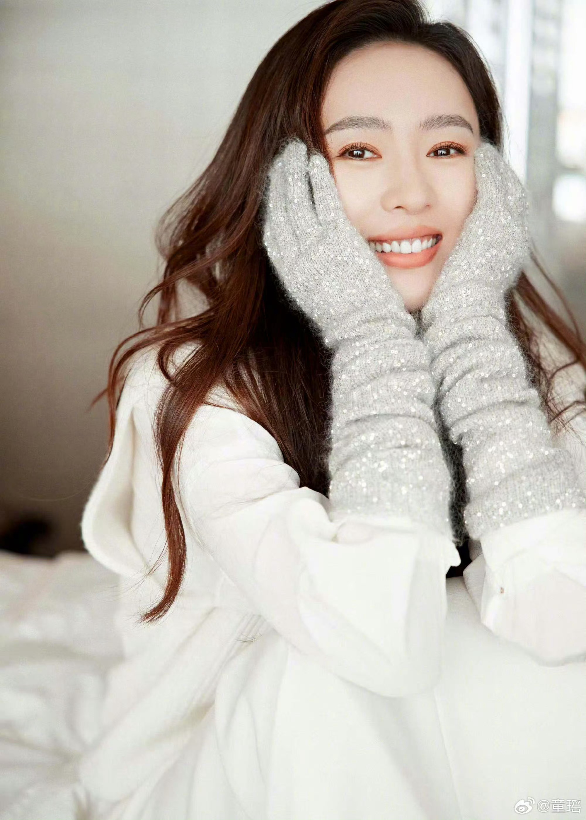 童瑶方辟谣继子传闻网络造谣无底线！童瑶工作室发布声明，彻底否认继子传闻，无任何亲