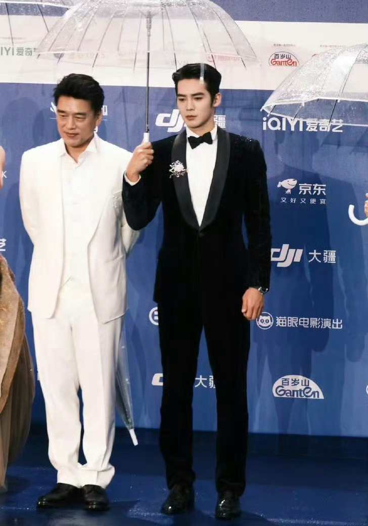 北影节红毯上的雨中神图，完全视觉盛宴来的北影节红毯北影节红毯雨中神图