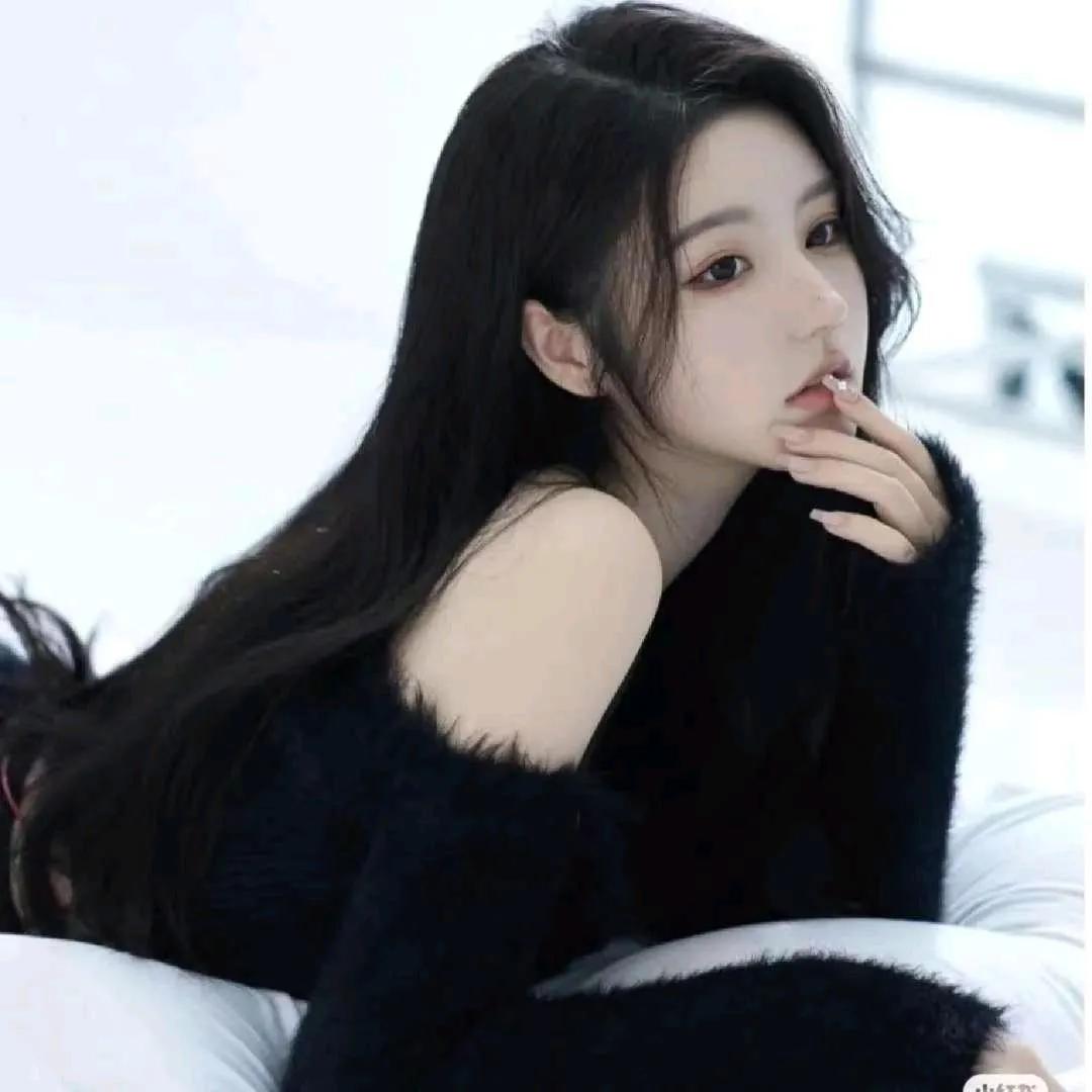 黑丝绒长裙，温柔冷艳，白背景下的梦幻之美气质黑长裙 气质黑高级裙子 轻奢蕾丝黑裙