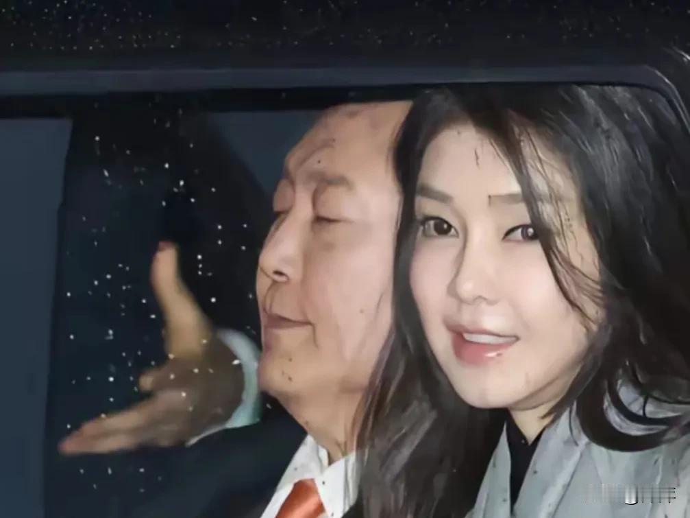 弹劾案表决通过，尹锡悦回应“绝不放弃”！他已经在国内的人设崩塌了，估计总统的位置
