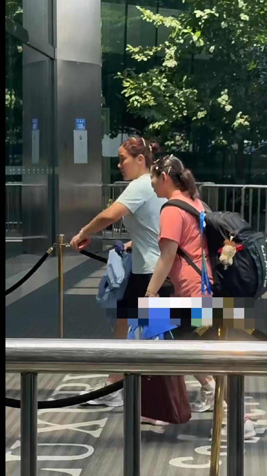 刷到何卓佳、孙铭阳抵达长沙，奔赴全锦赛备战。
大热天背着大大的训练背包，佳佳背包