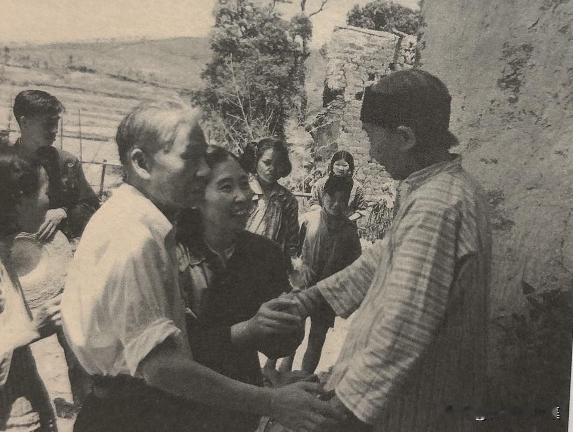 1961年5月8日，刘少奇在湖南宁乡花明楼炭子冲农村调查期间，冒雨步行约8里路，