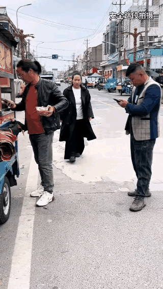 手机瘾太大了，哎…[快哭了]