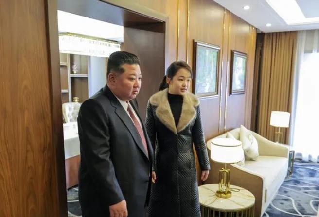 金正恩重磅官宣！
金珠爱现场见证
 
朝鲜官方媒体12月23日披露消息称，朝鲜在