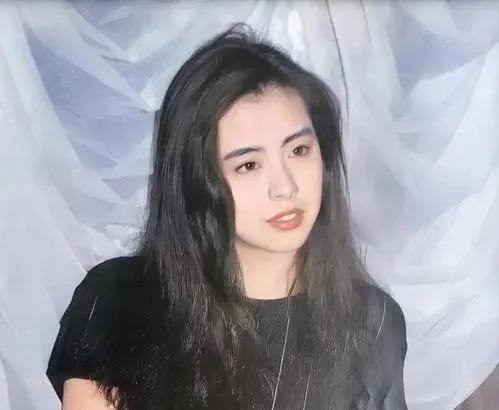 1990年， 王祖贤 第一次去 北京 拍广告，片酬200万。坐出租车时她给司机5